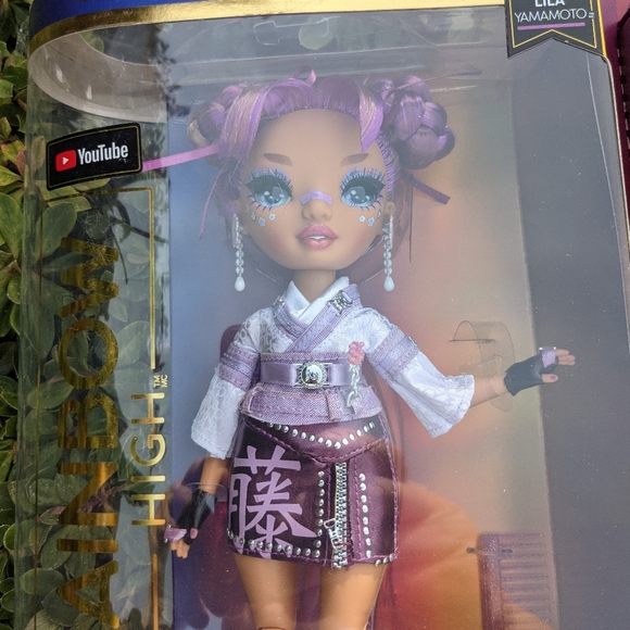 Rainbow High Lila Yamamoto Fashion Doll w/ 2 Designer Outfits + 2 BONUS Tins - Picture 3 of 13